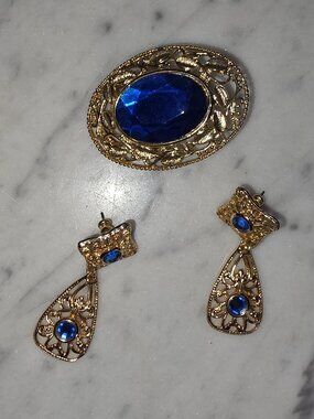 Vintage Gold Tone Filigree Blue Rhinestone Scarf Clip & Drop Earrings Set